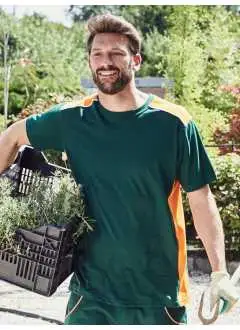 50% coton, 50% polyester. T-shirt pour homme avec inserts contrastés sur les côtés et les épaules, piping à l'avant des épaules, col avec élasthanne et bande de propreté, lavable à 60°C, adapté au séche-linge.