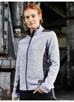 100% polyester. Veste polaire en tissu chaud effet mélangé, éxtérieur aspect tricoté et intérieur en polaire moelleux, inserts élastiques sur les côtés, les épaules et les manches, 2 poches latérales zippées cachées, col montant, fermeture éclair sur la longueur avec protège- menton, taille légèrement cintrée.