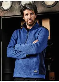 100% polyester. Veste polaire effet mélangé avec extérieur aspect tricoté et intérieur en polaire moelleux, inserts élastiques softshell sur les côtés, les épaules et les manches, fermeture éclair cachée avec protège-menton.