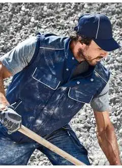 100% poliestere. Giacca in softshell robusta, resistente e leggera, interno in pile, antivento e idrorepellente (colonna d'acqua 2,000 mm), traspirante e permeabile al vapore (2,000g/m²/24h), collo alto, retro esteso, vestibilità perfetta grazie ai bordini elastici delle maniche, zip interna nascosta con protezione per il mento, tasche laterali con zip e tasche interne, tasche sul petto con cucitura su un solo lato per facilitare la decorazione, tasche interne, dettagli riflettenti (senza funzione protettiva / senza DPI) su tasche, spalle e sul retro, zip YKK. Per evitare che il prodotto si rovini, bottoni e zip sono nascosti.
