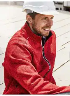 100% polyester. Veste polaire en tissu mélangé, extérieur tricoté, intérieur polaire moelleux, 2 poches latérales avec fermeture zippée dissimulée, 2 poches intérieures, col montant, éléments réfléchissants (sans fonction protectrice / pas d'EPI) sur le zip, l'épaule et sur le dos, zip caché avec protège-menton, fermeture zippée YKK.
