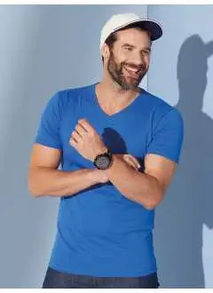 100% coton. Tee-shirt col rond, Tissu extérieur (160 g/m²): Single-jersey haute qualité étudié pour éviter les déformations, Coupe près du corps avec coutures latérales, Coupe cintrée, encolure V profonde en côte 1x1.
