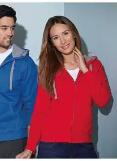 80% coton, 20% polyester. Sweat-shirt à capuche contrasté, Tissu extérieur (280 g/m²). couche polaire interne, Poignet avec élasthanne, Coutures ton sur ton, Doublure capuche et cordons de serrage contrastés, Poches kangourou.