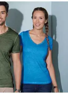 100% cotone. single jersey. T-shirt manica corta, set-in, scollo a V con bordino sottile. Vestibilità moderna, leggermente sfiancata, struttura con cuciture laterali. Lavare prima di indossare, dopo il lavaggio il colore può cambiare, stampa sconsigliata per queste T-shirt.