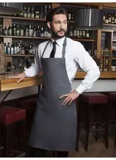 65% polyester, 35% coton. Tablier à bavette avec rubans faits du même tissu que le tablier, avec coutures renforcées, longueur du ruban de bavette à réglage continu avec une boucle, jusqu'à 70 cm. Laver à 60°C. 75x90cm.