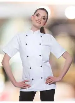 100% cotone. Giacca da Cuoco Donna Pauline, 210 g/m², tessuto altamente rifinito, irrestringibile, non stinge. Giacca da chef maniche corte doppio petto a 10 bottoni, vestibilità aderente, tasca sul petto a sinistra. Da comprare separatamente striscia articolo KKL1 + bottoni disponibili in diversi colori (vedi articoli correlati). Adatta a lavaggio industriale a 95°C. Taglie: 34 - 54.
