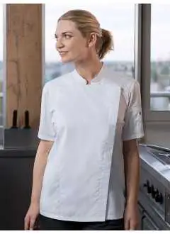 50% polyester 50% coton, 150 g/m². - ennobli, pré-rétréci, résistant au lavage, facile d'entretien - Veste de chef pour femme dans un tissu ennobli, pré-rétréci, easy-care, manches courtes, coupe cintrée, ouverture et fermeture rapides grâce aux boutons-pression, boucle pratique à l'arrière du col pour le maintien d'un tablier à bavette, poche sur la manche gauche avec porte-stylo. STANDARD 100 by OEKO-TEX®.