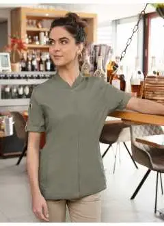 72% polyester recyclé, 28% coton. Veste de chef innovante et durable pour femme à manches courtes, 170 g/m², alliant style urbain et élégance naturelle avec boutons pression pour une ouverture et une fermeture rapides, devant avec poches zippées et poche passepoilée sur la manche gauche. Utilisation élégante de rubans contrastés sur les manches et le cou pour un look urbain.