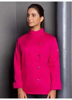 65% poliéster, 35% algodón. Chaqueta de cocinero termoretráctil, ceñida, pinzas en pecho, laterales delanteros y espalda, puños con aberturas laterales, bolsillo asimétrico para bolígrafo en el pecho izquierdo, 5 botones a presión, apta para lavado industrial. Lavable hasta 95°.