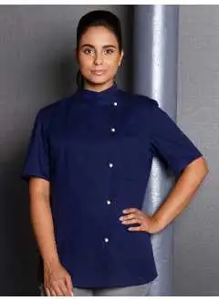 65% polyester, 35% coton. Tissu sergé, 215 g/m², ennobli, pré-rétréci, résistant au lavage, facile d'entretien, veste de cuisine pour femmes, coupe près du corps, pinces poitrine, découpes princesse à l'avant et à l'arrière, manches courtes, poche poitrine gauche, veste à simple rangée avec 5 boutons-pression, adapté au lavage industriel.
