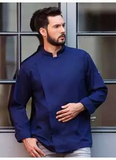 50% poliestere, 50% cotone. Giacca da Cuoco Noah, 150 g/m², altamente rifinito, irrestringibile, non stinge, facile da trattare. Giacca da chef elegante con inserto con bottoni a pressione in tessuto molto leggero, perfetta comodità per lavorare in ambienti caldi, ottima vestibilità grazie alla silhouette slanciata, bottoni a pressione per aprire e chiudere facilmente, pratica fascetta sul retro del colletto per fissare un grembiule con pettorina, polsini con spacco, tasca patch sulla manica sinistra con pratico scomparto per penne, adatto per lavaggio industriale a 95°C. Taglie: 46 - 64.