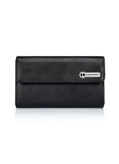 Material: poliéster. Monedero funcional y resistente, 5 amplios compartimientos para billetes, 1 compartimiento interior con cremallera, botones automáticos. Dimensiones: 19 x 11,5 cm.