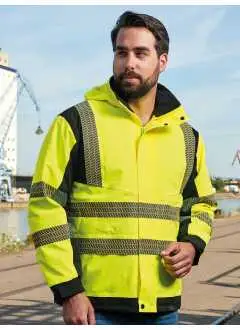 100% polyester. 200 g/m². Veste softshell haute visibilité, coupe-vent et résistante à l'eau, doublure coupe-froid. Deux bandes réfléchissantes de 5 cm autour du corps, aux épaules et aux manches. Deux poches latérales, une poche poitrine cachée zippée, une poche cachée, capuche cachée. Durée des propriétés réfléchissantes correspondante à 25 cycles de lavage à 40°C, conformément à la norme EN.  Emballage individuel. Produit certifié EN ISO 20471: 2013 / A1: 2016. RIS-3279-TOM Iss 2 (Orange). EN 343: 2019 3: 1 résistance à l'eau 8,000 mm. Matériaux: Oeko-Tex 100 Standard.