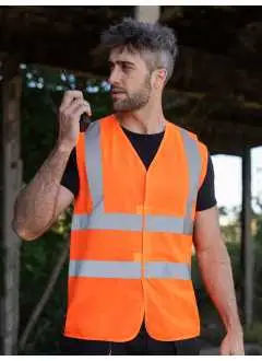 100% polyester. Gilet haute visibilité avec deux bandes réfléchissantes autour du corps et une sur chaque épaule, coupe confort pour une plus grande liberté de mouvement en toute saison, fermetures velcro, tissu léger, certifié selon la norme EN ISO 20477.