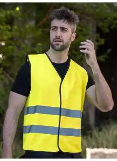 100% poliéster. Chaleco de alta visibilidad con dos bandas reflectantes de 5 cm de ancho en todo el cuerpo, corte cómodo para una mayor libertad de movimientos en todas las estaciones, cierres de velcro, tejido ligero de poliéster, amarillo y naranja certificados según EN ISO 20471, verde neón certificado según EN 17353. Clase 2 en todos los tamaños.