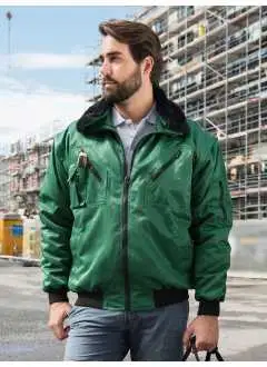 60% coton, 40% polyester, Couche interne: 100% polyester. Veste Premium 4 en 1, manches avec poignets, 2 poches poitrine, 1 poche-portable ample, 2 poches latérales, 1 poche à la manche, 1 poche interne. Col et manches amovibles par zip, rembourrage amovible. Version A: veste avec col et rembourrage. Version B: col ramovible par boutons. Version C: Gilet avec rembourrage. Version D: Gilet sans rembourrage. Lavable à 40°C. EN ISO 20471:2013 + A1:2016 (jaune/orange).
