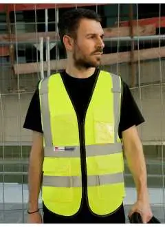 100% polyester. EN ISO 20471:2013/A1:2016, matériaux : STANDARD 100 par OEKO-TEX® , deux bandes réfléchissantes 3M® de 5 cm de large autour du corps et sur l'épaule, fermeture éclair frontale complète, deux poches avec rabats velcro , multifonctionnel : poche pour carte d'identité, poche pour smartphone, porte-stylo, boucle radio , le fabricant garantit les propriétés réfléchissantes selon la norme EN pour 25 cycles de lavage à 40°C , Équipé d'un code-barres EAN, emballé individuellement dans un poly-sac