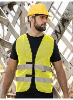 100% polyester. Gilet léger en mesh, respirant. Ourlets de couleur noire. Deux bandes de sécurité (5 cm) au torse. Taille ajustable par deux fermetures velcro au front. Emballage individuel.