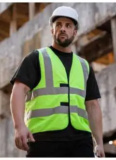 100% polyester. Gilet de sécurité à quatre bandes réfléchissantes. Couleurs jaune et orange conformes à la norme EN ISO 20471:2013 + A1:2016, Oeko-Tex® Standard 100, couleur orange conforme aussi à la norme GO/RT 3279, autres couleurs non conformes à la norme EN ISO 20471:2013 + A1:2016. Deux bandes réfléchissantes de 5 cm autour du corps, deux bandes réfléchissantes de 5 cm perpendiculaires aux épaules, réglable par double fermeture en velcro. Durée des propriétés réfléchissantes correspondante à 25 cycles de lavage à 40°C, conformément à la norme EN. Emballage individuel en polyéthylène.