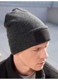 100% poliacrilico. Cuffia a doppia maglia, con ampia toppa ideale per le personalizzazioni con ricamo o stampa.