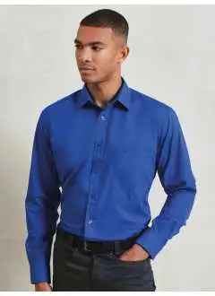 65% poliéster, 35% algodón. Camisa manga larga de popelín,  puños con botones, bolsillo lateral.