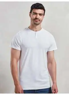 60% algodón, 40% poliéster reciclado. 160 g/m2. Camiseta de manga corta, cuello redondo con borde y solapa con un botón, tacto suave.