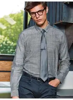 100% algodón slub Chambray. Camisa semi- adherente de hombre. Cuello suave con cierre de botones, solapa con 6 botones. Puños con dos botones.