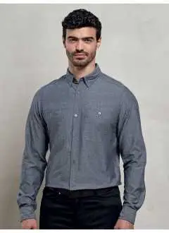 100% algodón orgánico. Camisa con dos bolsillos en el pecho, bolsillo para bolígrafo a la izquierda, puños con dos botones, panel protector de la manga con botón y lengüeta para enrollar, cuello abotonado. Producto certificado de comercio justo.