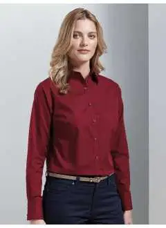 65% poliéster, 35% algodón. Camisa de manga larga popelín, terminando con pliegues en la parte trasera y delantera para un corte más ajustado, cuello suave, puños con dos botones. (Col. WHIT: 115 g/m²)
