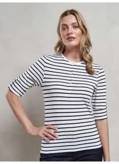 82% polyester, 14% viscose, 4% élasthanne. 190 g / m² Fermeture à glissière avec bouton et languette sur le haut du bras, col rond avec trois boutons, col et poignets côtelés, teinture douce et extensible.