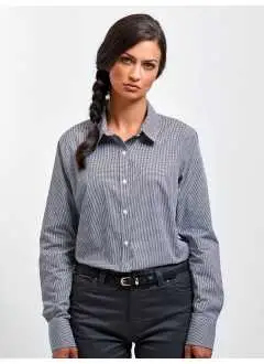 100% tessuto in filo di cotone. Camicia donna a maniche lunghe, con polsini con due  bottoni ciascuno, vestibilita' slim fit, leggermente sfiancata ai lati.