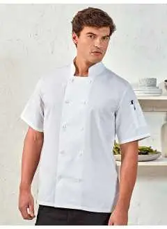 65% poliestere 35% cotone twill. Giacca da cuoco a manica corta con collo alla coreana, chiusura a strappo con dieci bottoni, bottoni in resina di alta qualità, di lunga durata, tasca per penne a sinistra, taglia unisex. Lavabile a 60°C.