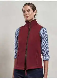100% poliestere. Gilet da donna con dettagli a contrasto. Zip intera bidirezionale, tasche laterali con zip, pannelli frontali e posteriori. Orlo inferiore curvo per un design più femminile.