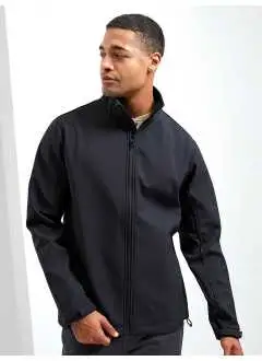 100% poliestere riciclato. Questa giacca softshell con zip intera bidirezionale presenta polsini con chiusura in velcro regolabile, due comode tasche laterali con cerniera, colletto rialzato arrotondato, strato interno in pile e coulisse elasticizzata sull'orlo per una maggiore vestibilità. Tessuto impermeabile e resistente al vento. Molto versatile sia per un abbigliamento casual che aziendale, è adatta anche per applicazioni in serigrafia.