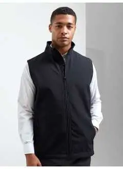 100% poliestere riciclato. Gilet softshell a due strati con interno in pile, tasche laterali con cerniera, colletto rialzato, tessuto impermeabile e antivento, coulisse elasticizzata sull'orlo, due tasche interne, adatto a ricamo, transfer e serigrafia.