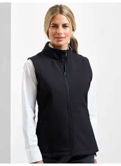 100% poliestere riciclato. Gilet softshell da donna a due strati con interno in pile, tasche laterali con cerniera, colletto rialzato, tessuto impermeabile e antivento, coulisse elasticizzata sull'orlo, due tasche interne, adatto a ricamo, transfer e serigrafia.