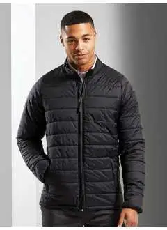 100% nylon reciclado, forro y relleno 100% poliéster reciclado. Chaqueta acolchada, ligera e impermeable, con costuras horizontales, bolsillos  laterales con cremallera, acceso completo toda la chaqueta para personalizaciones y bordados, se puede plegar en su bolsa.