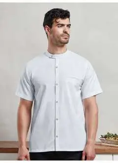 65% Polyester recyclé, 35% Coton. Veste de chef à manches courtes en tissu recyclé, cinq boutons-pression le long du canolo central, col mandarin avec un seul bouton-pression, couleur unie contrastée à l'intérieur du col, détail de poche côté cœur.