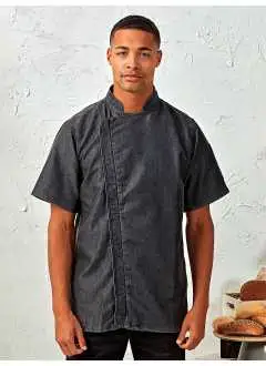 Bianco: 65% poliestere, 35% cotone twill, Denim: 60% cotone twill, 40% poliestere. Giacca da chef con chiusura a zip, colletto alla coreana, taschino doppio per penne sulla manica sinistra, tessuto a contrasto sotto le braccia.