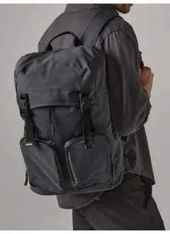 100% polyester recyclé . Sac à dos pour ordinateur portable jusqu'à 16'' en polyester recyclé certifié GRS, tissu hydrofuge, poches latérales avec fermeture magnétique, grand compartiment principal, deux poches avant avec fermeture à glissière, poche arrière de sécurité avec fermeture à glissière, fermeture à l'intérieur avec cordon de serrage, sangle arrière pour bagages, bretelles rembourrées et réglables. Dimensions: 50x33x13 cm, Capacité: 21 litres, Poches frontales: 12x12cm. Étiquette déchirable.