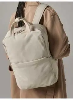 100% polyester recyclé . Sac à dos pour ordinateur portable jusqu'à 16'' en polyester recyclé certifié GRS, tissu hydrofuge, poches intérieures arrière rétractables, grand compartiment principal, poches avant zippées,  poche arrière de sécurité avec fermeture à glissière, sangle arrière pour bagage, bretelles rembourrées et réglables. Dimensions: 41x37x11 cm, Capacité: 16 litres, Poche frontale: 18cm. Étiquette déchirable.