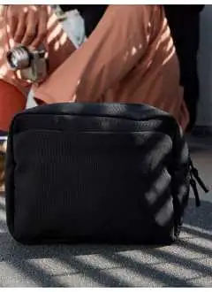 100% polyester recyclé . Organisateur pour accessoires technologiques, tissu hydrofuge, poche frontale avec zip, poche intérieure avec zip, deux poches intérieures pour objets, poches intérieures en filet. Taille: 26x20x8cm, Capacité: 4 litres. Étiquette déchirable.