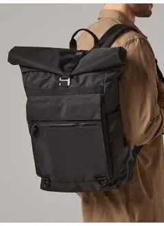 100% polyester recyclé . Sac à dos pour ordinateur portable jusqu'à 16'' en polyester recyclé certifié GRS, poche frontale avec fermeture magnétique, poches latérales, poche frontale avec zip, fermeture roll-top, sangle arrière pour bagages, bretelles rembourrées et réglables. Taille: 46x38x13cm, Capacité: 22 litres. Étiquette déchirable.