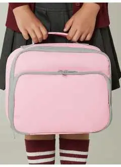 100% Polyester 600D. doublure PEVA. Sac de réfrigérateur, compartiment principal avec fermeture zippée, poche avant avec zip extérieur pour une décoration facile, entièrement isolant, surface intérieure de nettoyage facile. Étiquette d'identification interne, sans BPA ni phtalate. Taille: 24 x 20 x 8 cm. Volume: 3 litres. Surface maximale de broderie: 9 cm broderie tubulaire. Surface maximale d'impression: 21 x 11 cm.