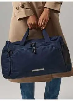 100% Polyester 600D. Parties réfléchissantes à visibilité renforcée. Panneau de base en polyester durable 420D.  Poche frontale zippée. Ouverture avec fermeture éclair avec D-Zip pour un accès rapide. Poche latérale en maille filet.Poche latérale zippée. Fond renforcé pour une répartition optimale du poids. Bandoulière ajustable. Poignées matelassées. Étiquette d'identification interne.Dimensions: 54 x 29 x 26 cm. Volume: 30 litres.