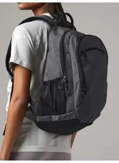 100% polyester ripstop 600D. Étiquette détachable TearAway, facile à ré-étiqueter. Compatible avec les ordinateurs portables jusqu'à 15,6”. Conception à double compartiment. Compartiment matelassé pour ordinateur portable. Parties réfléchissantes. Deux porte-bouteilles en maille filet. Poche frontale zippée. Dos matelassé et ergonomique. Bandoulières matelassées ajustables en maille filet. Sangles de poitrine réglables. Poignée de transport. Volume: 25 litres. Taille: 33 x 46 x 22 cm. Surface imprimable: 12 x 20 cm.