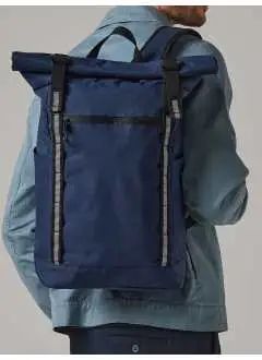 100% Poliestere Ripstop 300D. Zaino con chiusura avvolgibile, fibbie di metallo, tasca frontale con zip, passanti multiuso, due tasche esterne per bottiglie. Custodia interna imbottita per laptop fino a 15,6