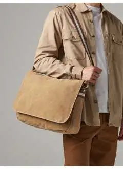 100% cotone Canvas. Borsa tracolla bicolore regolabile con particolari in metallo anticato. Etichetta removibile.  Dimensioni: 40 x 30 x 12 cm, capacita': 14 litri. Area di stampa: 35 x 19 cm.