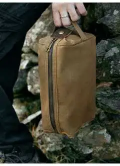 100% cotone canvas cerato resistente all'acqua. Beauty case con dettagli in vera pelle, scomparto principale e tasca interna con chiusura a zip, manico in fibra di cotone, rifiniture effetto ottone antico. Dimensioni: 12x25x11 cm, capacità: 4 litri, area di stampa: 18x10 cm.