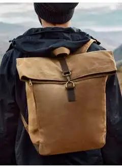 100% cotone canvas cerato resistente all'acqua. Zaino con dettagli in vera pelle, scomparto principlae chiusura zip, interno foderato, può contenere laptop fino a 15.6